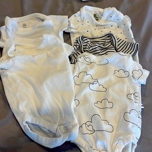 Baby gap lot of 5 piece short sleeve onsie size 0-3 months unisex